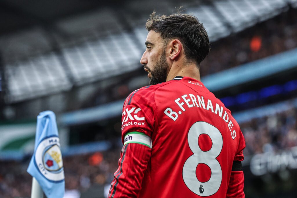 Bruno Fernandes tire un corner en Premier League pour Manchester United
