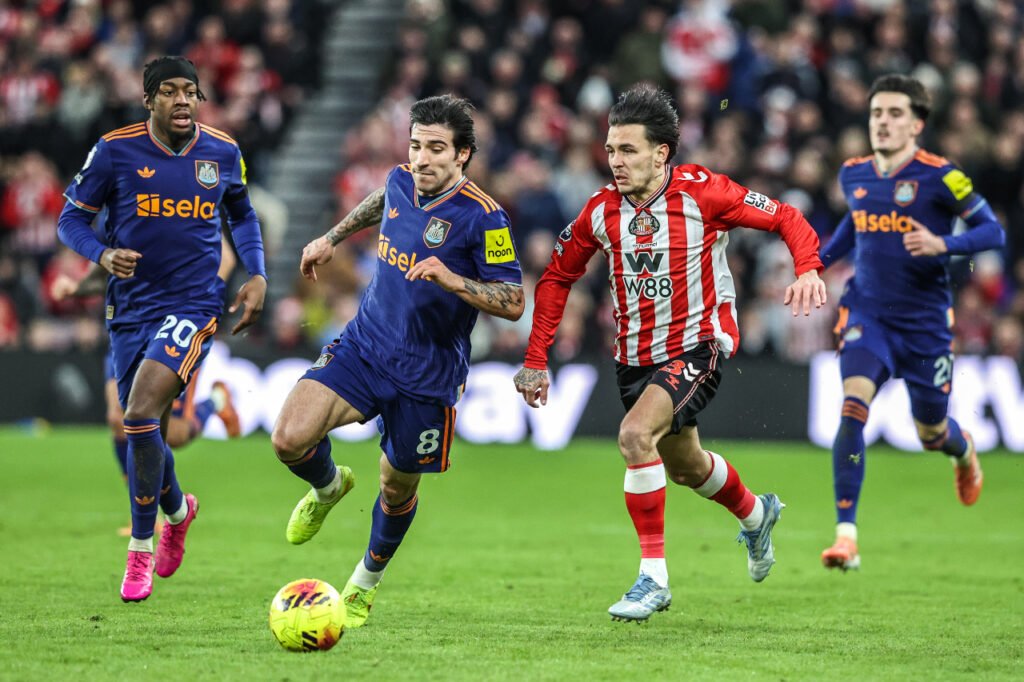 Enzo Le Fée (Sunderland) lutte pour le ballon contre Sandro Tonali (Newcastle United)