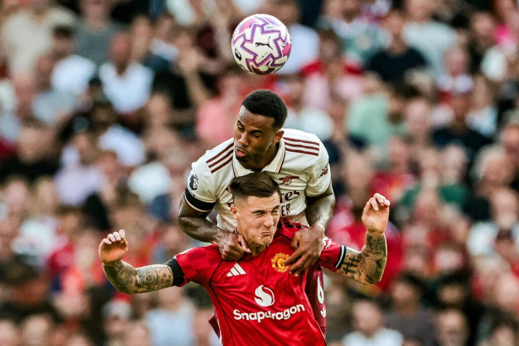 Gabriel (Arsenal) au duel avec Benjamin Sesko (Manchester United) sur corner