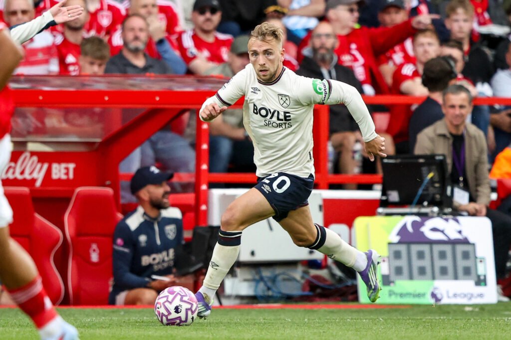 Jarrod Bowen porte le ballon pour West Ham United en Premier League