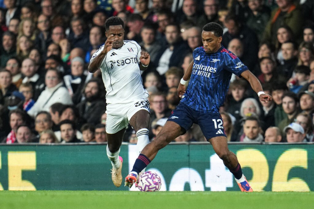 Jurriën Timber d'Arsenal défend devant Ryan Sessegnon de Fulham lors d'un match de Premier League