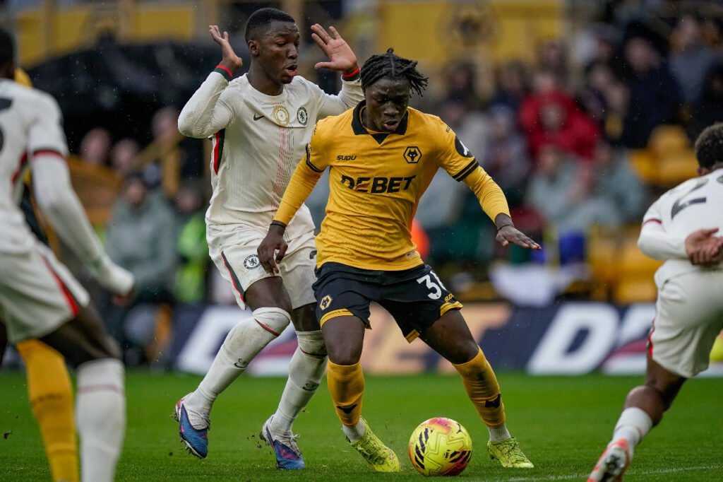 Mateus Mané en plein dribble pour Wolverhampton contre le Chelsea de Moisés Caicedo