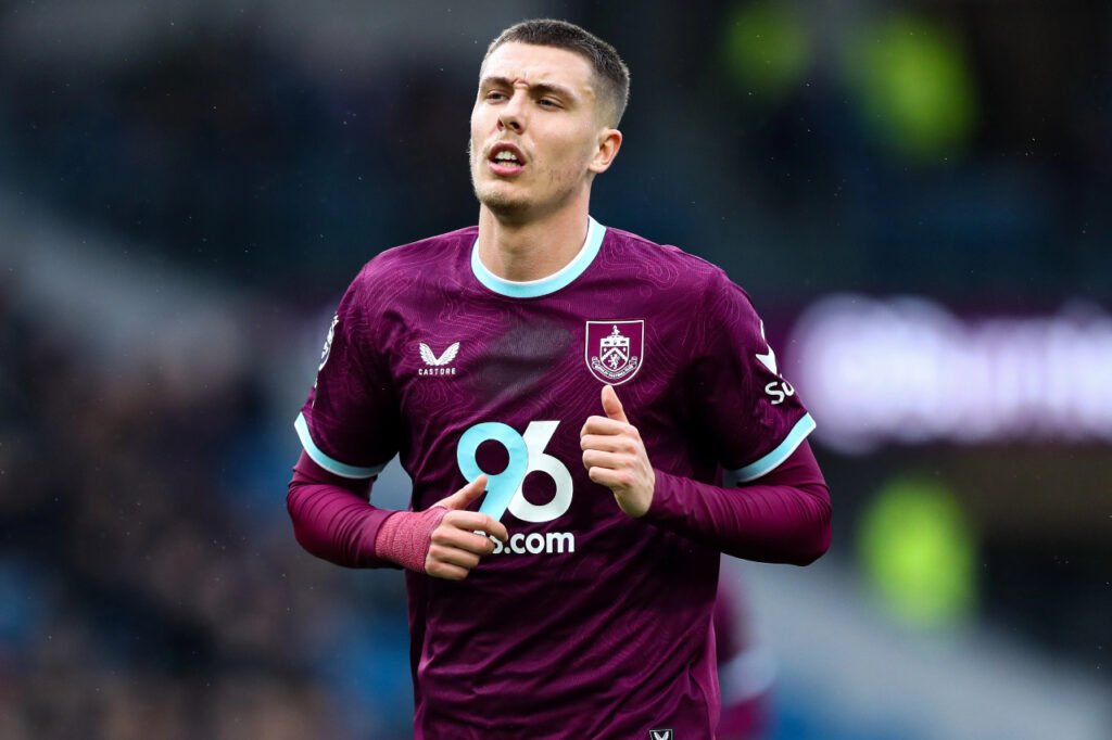 Maxime Estève avec le maillot de Burnley en Premier League