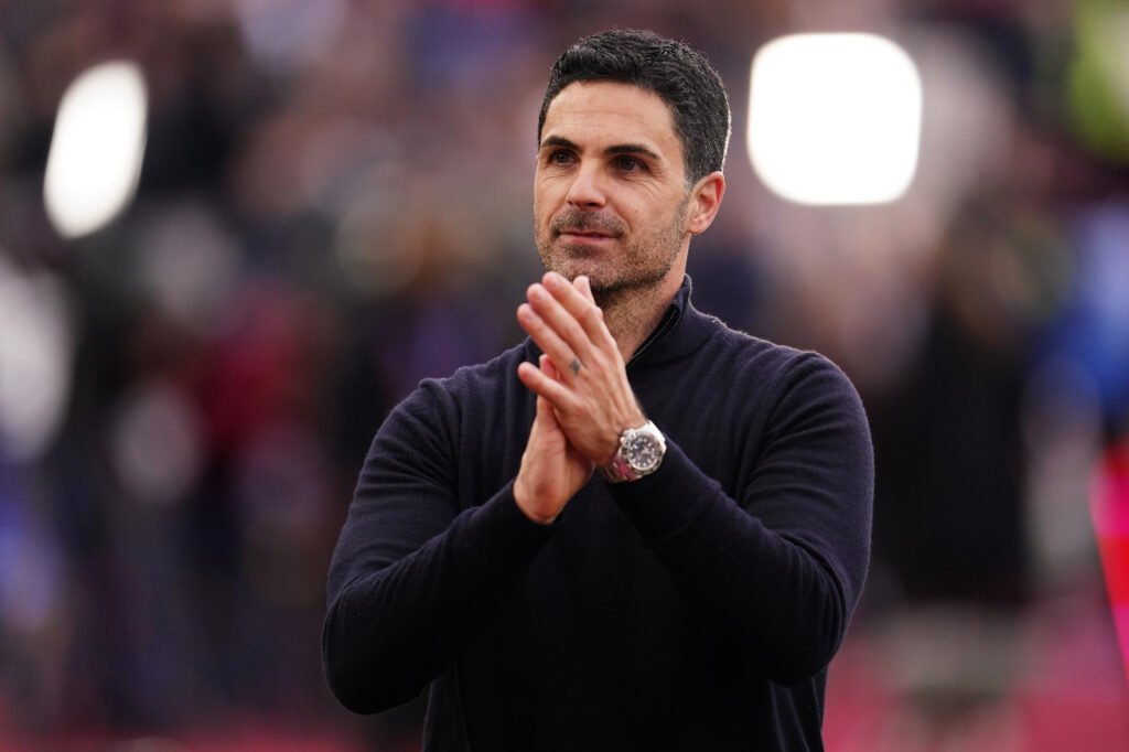 Mikel Arteta applaudit les fans d'Arsenal après la victoire à West Ham en Premier League
