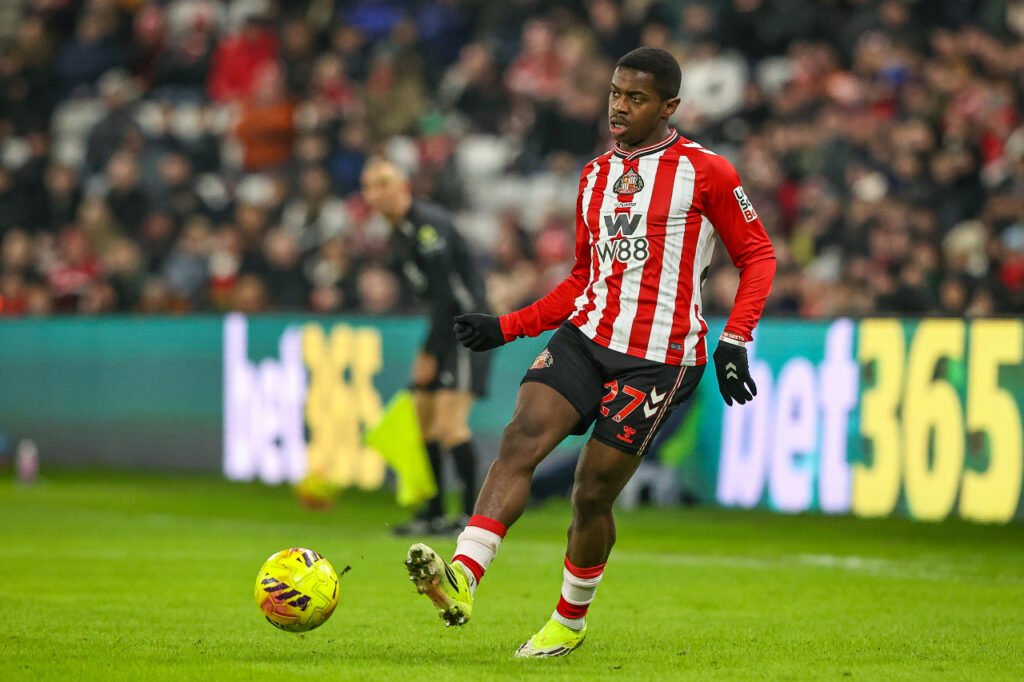 Noah Sadiki en possession lors d'un match de Premier League de Sunderland
