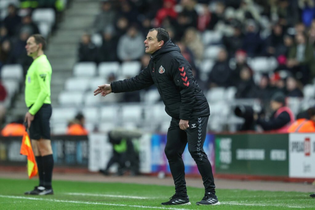 Régis Le Bris donne ses consignes dans sa zone technique lors d'un match de Sunderland en Premier League