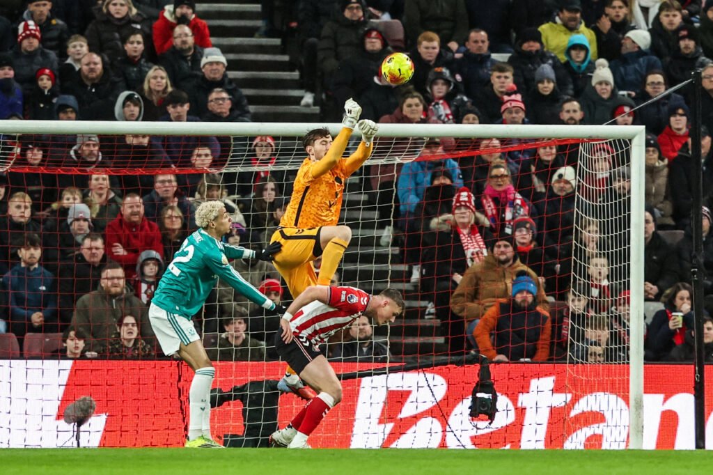 Robin Roefs réalise une sortie aérienne devant Hugo Ekitike lors d'un match de Sunderland en Premier League