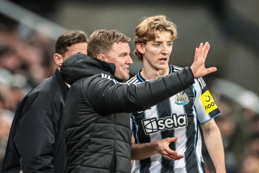 Eddie Howe donne des consignes à Anthony Gordon lors d'un match de Newcastle United