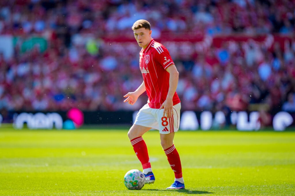 Elliot Anderson en possession avec Nottingham Forest en Premier League