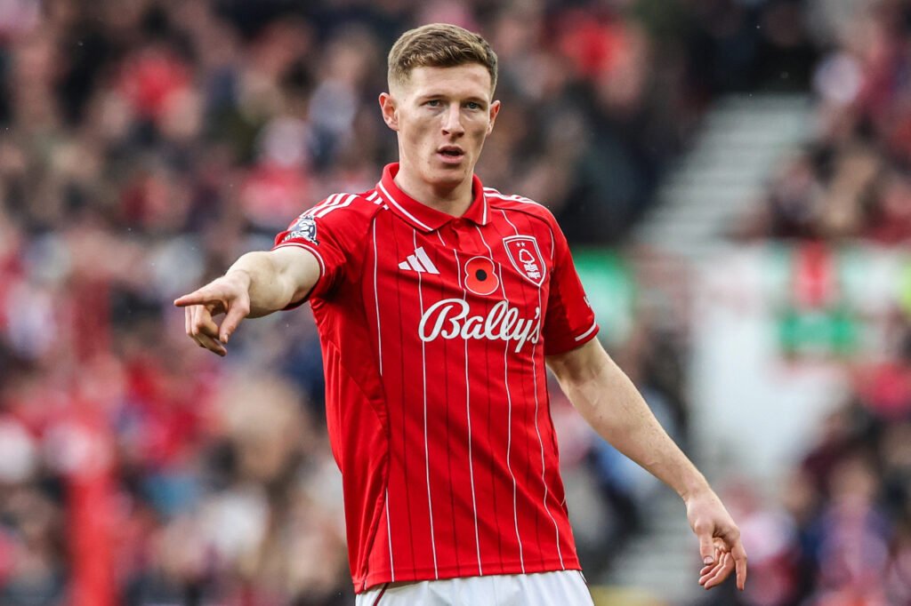 Elliot Anderson donne des consignes avec le maillot de Nottingham Forest en Premier League