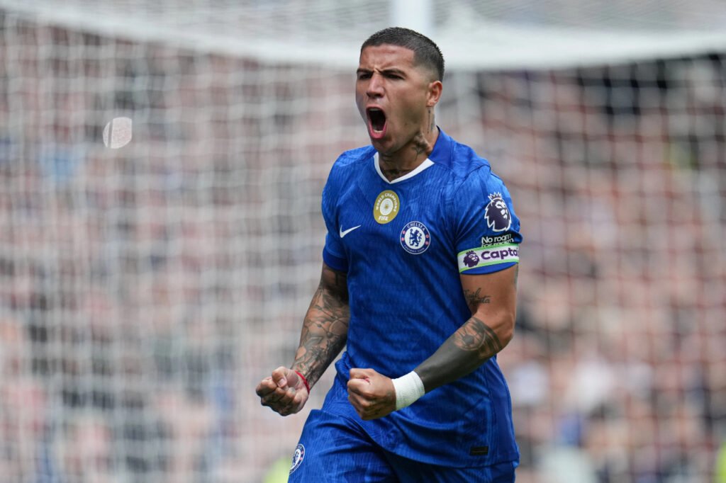 Enzo Fernandez célèbre un but inscrit pour Chelsea en Premier League