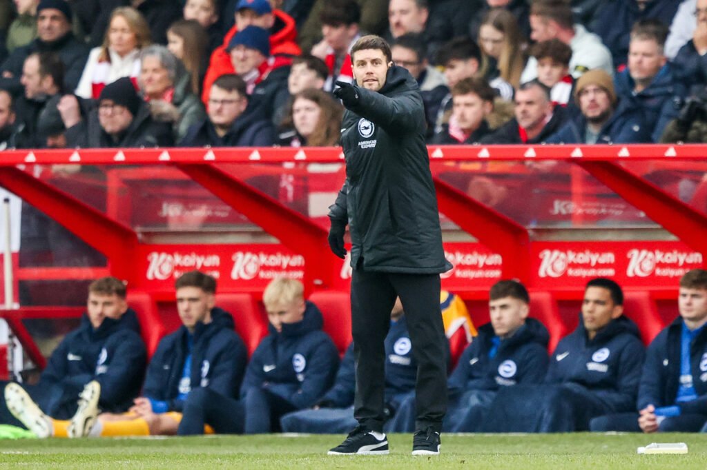Fabian Hürzeler donne ses consignes lors d'un match de Premier League de Brighton & Hove Albion