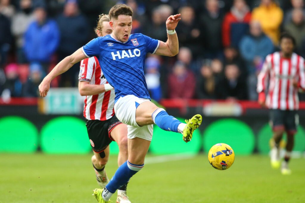 George Hirst avec le maillot d'Ipswich Town en Championship