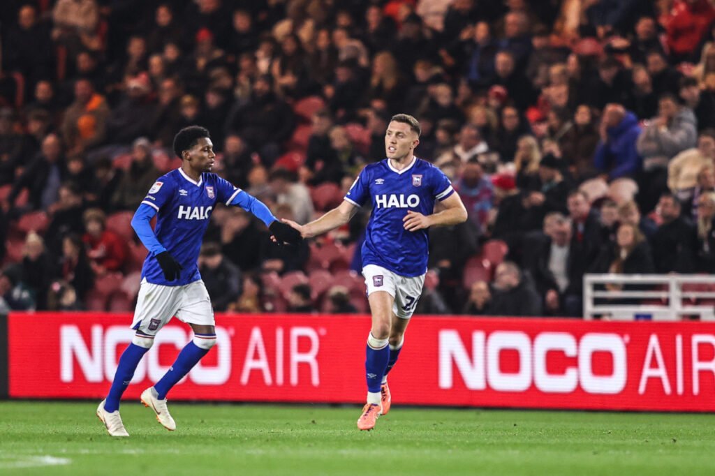 Dara O'Shea célèbre un but pour Ipswich Town en Championship