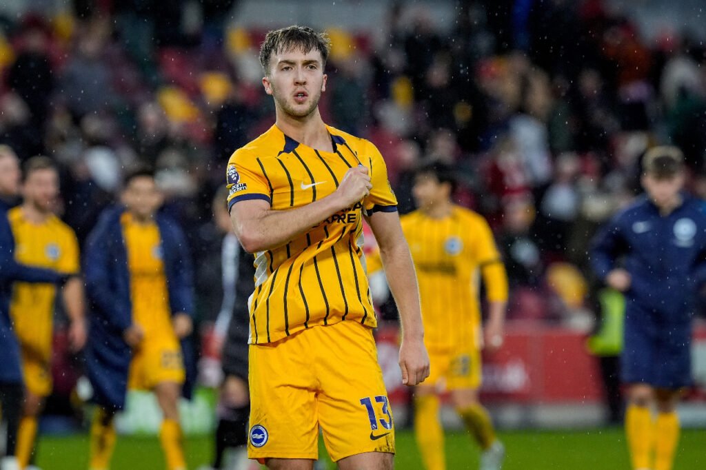Jack Hinshelwood célèbre en montrant le logo du club de Brighton & Hove Albion
