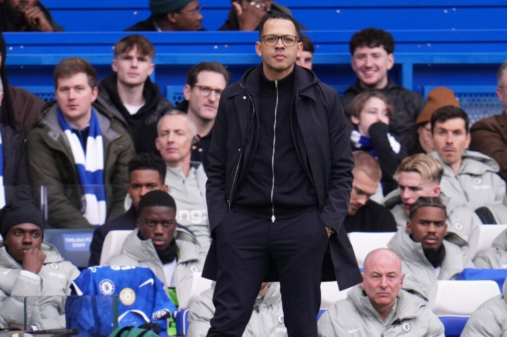 Liam Rosenior en tant que manager de Chelsea lors d'un match de Premier League