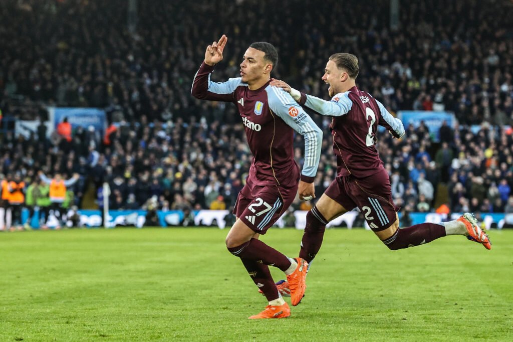 Morgan Rogers célèbre avec Matty Cash un but inscrit en Premier League pour Aston Villa