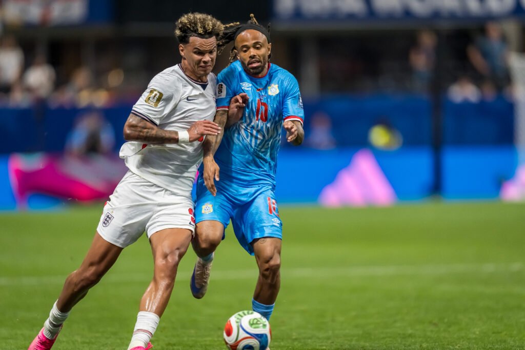 Nico O'Reilly au duel avec Théo Bongonda lors de Angleterre - République Démocratique du Congo