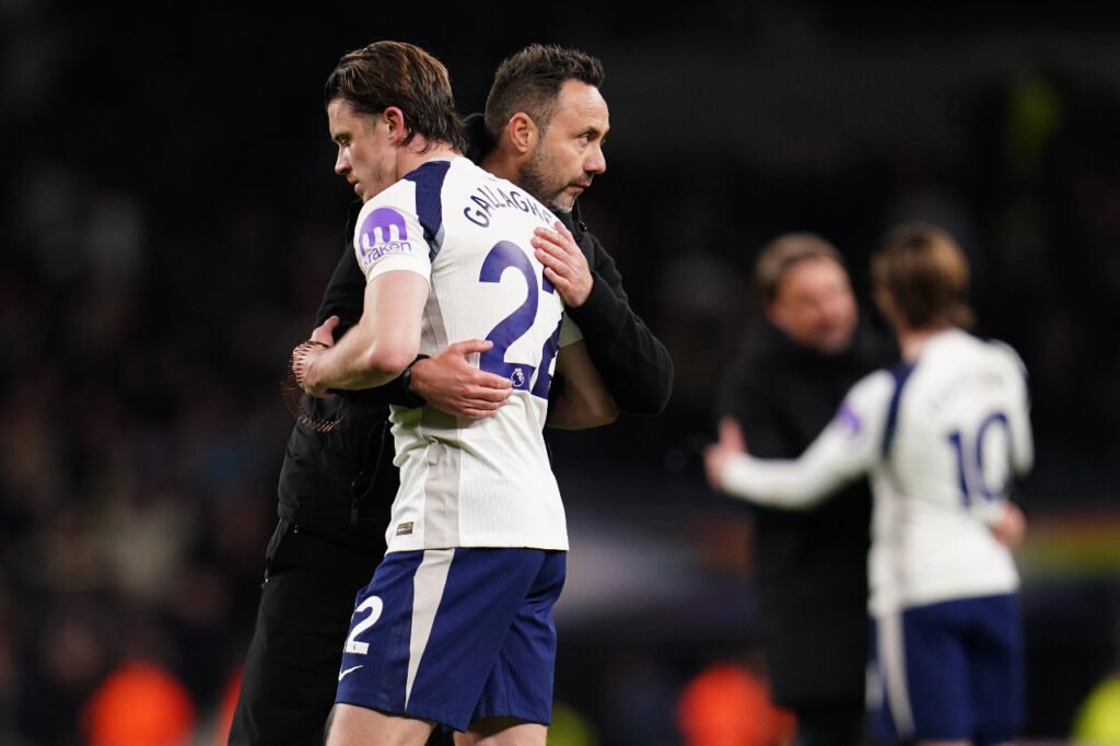 Roberto De Zerbi félicite Conor Gallagher après un match de Tottenham Hotspur en Premier League