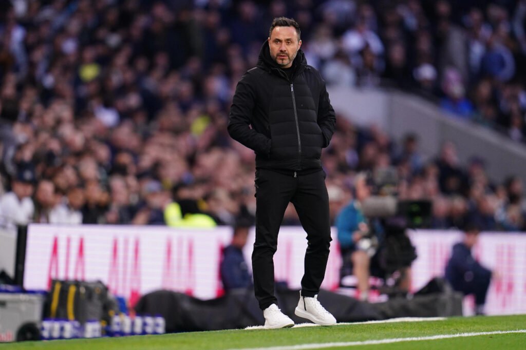 Roberto De Zerbi sur le banc de Tottenham Hotspur lors d'un match de Premier League