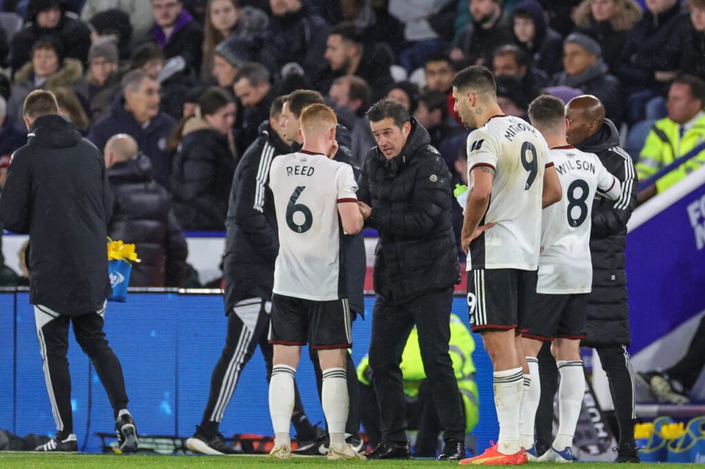 Marco Silva donne ses consignes avec Fulham à Harry Wilson, Harrison Reed et Aleksandar Mitrovic