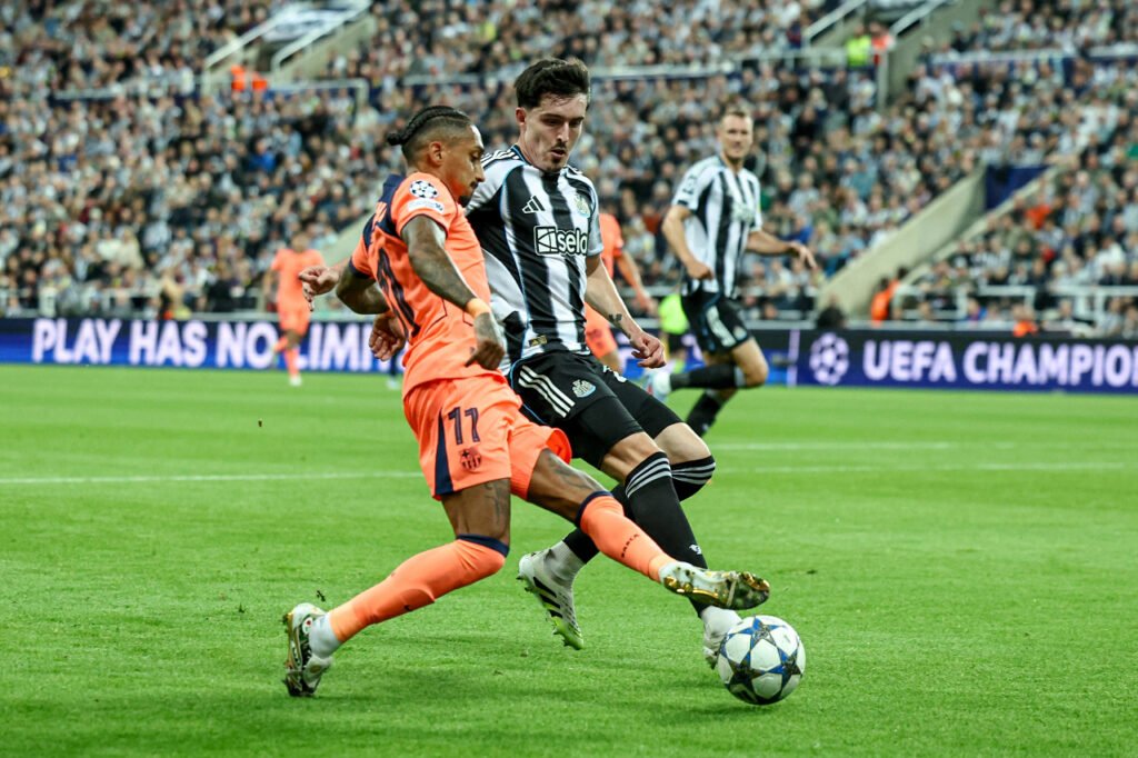 Tino Livramento de Newcastle United au duel avec Raphinha de Barcelone en Ligue des champions